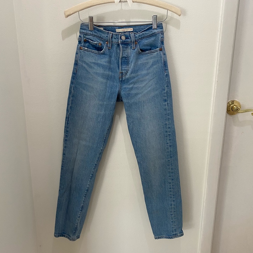 LEVI WEDGIE SZ 24